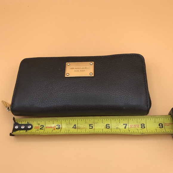 Michel Kors Zip Around Continental Black Leather Wallet With Gold Hardware - Picture 5 of 7